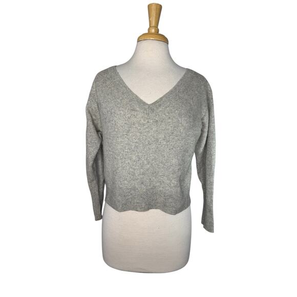 EVERLANE The Cashmere Crop V-Neck in Light Gray Size Medium Womens Long Sleeve - Picture 1 of 11
